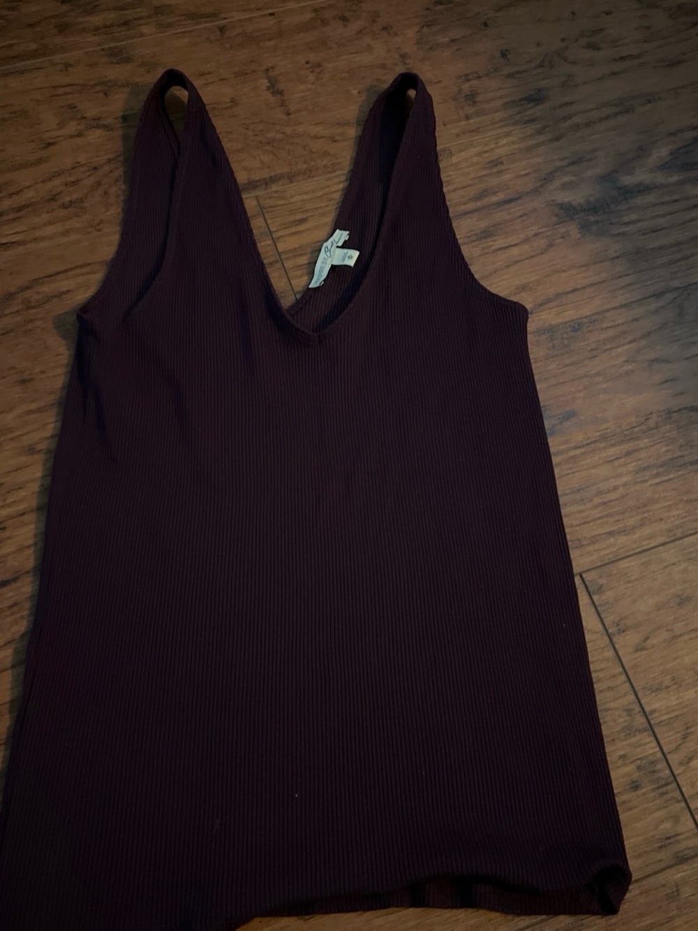 Express Ribbed V-Neck Tank Top - Plum